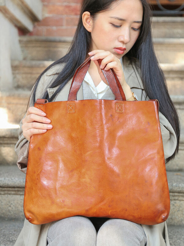 Women's Retro Leather Large Capacity Multi-functional Shoulder Bag - Image 9